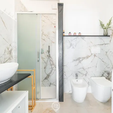 Apartment Artful Modern Escape